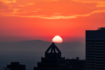Obraz premium Stunning sunset pictures with famous landmarks illuminated by vibrant light