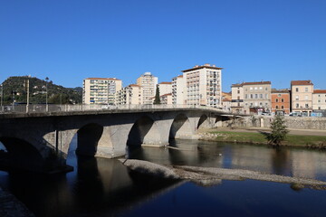 La rivière le Gardon dans la ville, ville d'Alès, département du Gard, France