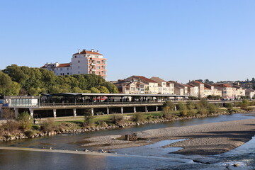 La rivière le Gardon dans la ville, ville d'Alès, département du Gard, France