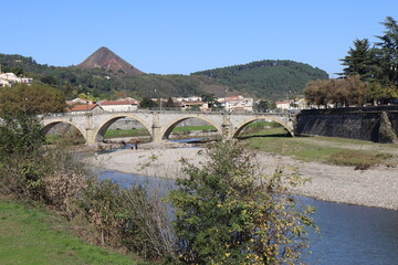La rivière le Gardon dans la ville, ville d'Alès, département du Gard, France