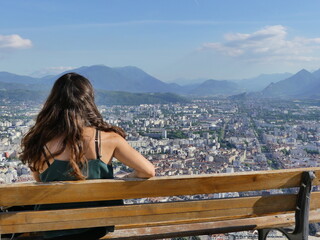 Jeune femme touriste vue sur Grenoble depuis les hauteurs
