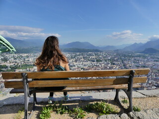 Jeune femme touriste vue sur Grenoble depuis les hauteurs