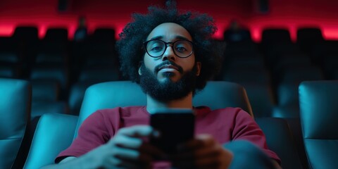 Obraz premium Content creator making new content on their smartphone