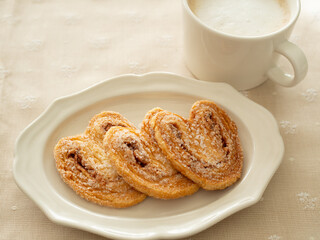 フランスの焼き菓子・パルミエとカフェラテ