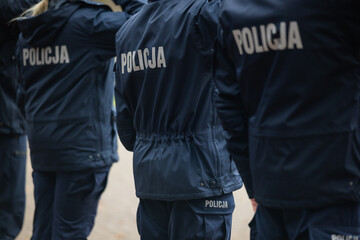 Napis policja na plecach © rozentuzjazmowany