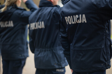 Napis policja na plecach