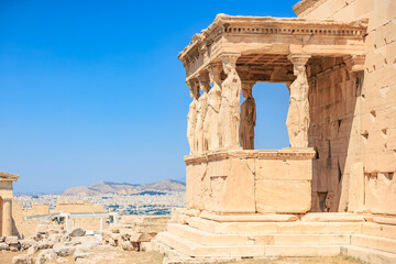 Obraz premium A stone building with a balcony and a view of the mountains, Acropolis in Athens
