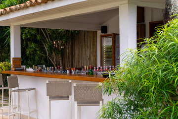 Barra de tragos junto a la piscina en una posada brasil 