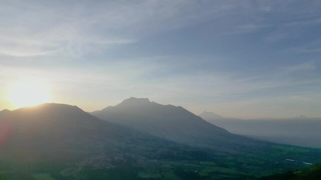 Cielo y picos de monta&ntilde;as cubiertos de nubes