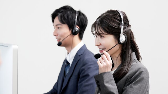 電話対応をするカスタマーセンターのスタッフ