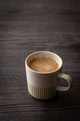 テーブルの上のカフェラテ