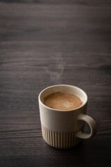 テーブルの上のカフェラテ