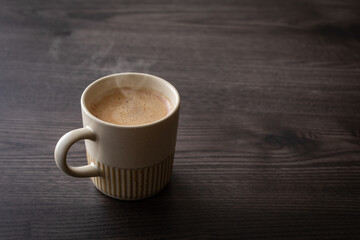 テーブルの上のカフェラテ