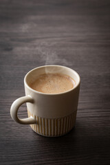 テーブルの上のカフェラテ