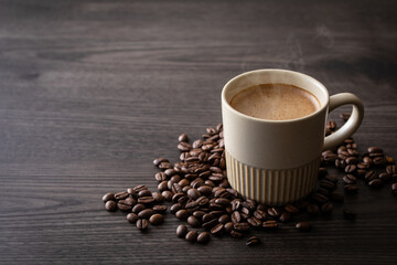 テーブルの上のカフェオレとコーヒー豆