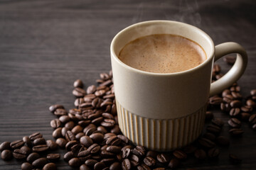 テーブルの上のカフェオレとコーヒー豆