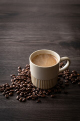 テーブルの上のカフェオレとコーヒー豆