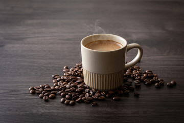 テーブルの上のカフェオレとコーヒー豆