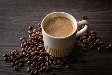 テーブルの上のカフェオレとコーヒー豆