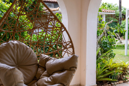 Relajaci&oacute;n en sillon hamaca en jardin tropical junto a la playa