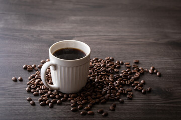テーブルの上のホットコーヒーとコーヒー豆