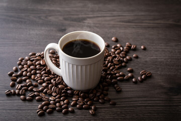 テーブルの上のホットコーヒーとコーヒー豆