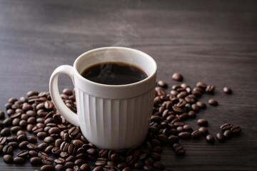 テーブルの上のホットコーヒーとコーヒー豆