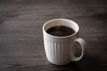 テーブルの上のホットコーヒー