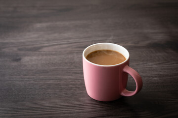 テーブルの上のカフェオレ