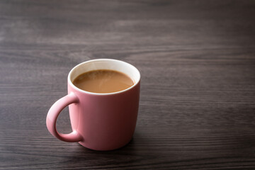 テーブルの上のカフェオレ