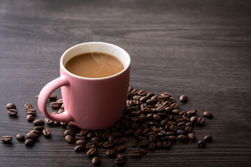 テーブルの上のカフェラテとコーヒー豆
