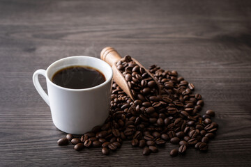 テーブルの上のホットコーヒーとコーヒー豆
