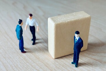 人の会話に聞き耳を立てるビジネスマン