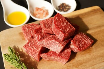 牛赤身モモステーキ　サイコロステーキ