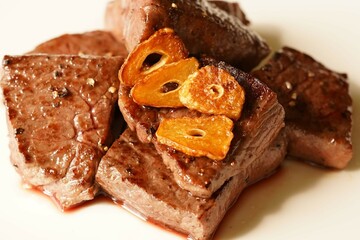 牛赤身モモステーキ　サイコロステーキ