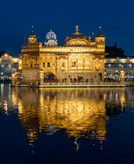 Fototapeta premium The golden temple in amritsar, india, reflects beautifully on the serene water at dusk