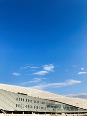 Obraz premium Modern architectural building under a clear blue sky