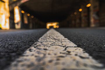 Eine Strasse führt unter einer Brücke hindurch.