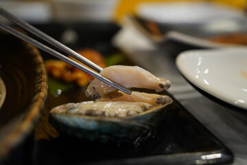 Eat fresh abalone sliced ​​raw