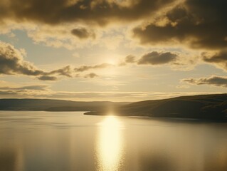 Obraz premium Golden Sunset Over the Lake