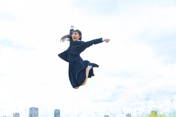 ジャンプをする高校生