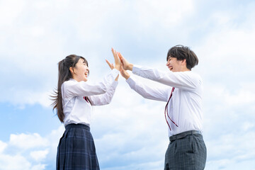 喜ぶ高校生