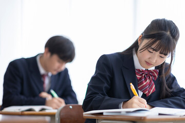 授業を受ける高校生