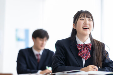授業を受ける高校生