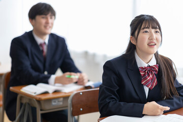 授業を受ける高校生