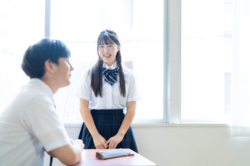 Obraz premium 会話をする高校生