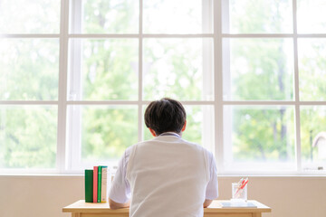 自宅で勉強する高校生