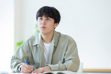 塾で授業を受ける高校生