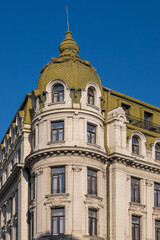 Obraz premium Edificio en el centro urbano de la ciudad de Bucarest, Rumania
