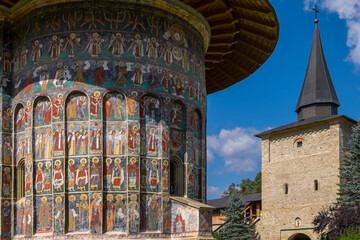 Paredes exteriores decoradas del monasterio de Sucevita en Rumanía